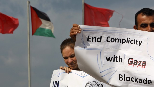 Pro-palästinensische Protestaktion: Aktivisten zeigen im Hafen von Gaza ihre Unterstützung für die zwei Boote der Flottille.
