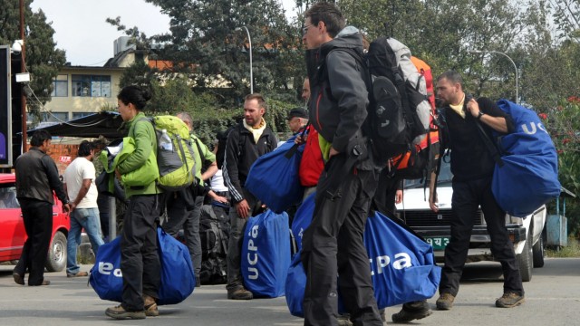 Dichter Nebel verhindert Ausreise: Eine Gruppe französischer Touristen erreicht den Tribhuvan-Flughafen in Kathmandu. Seit Tagen sitzen mehr als 2500 Trekking-Touristen in Lukla 160 Kilometer von Kathmandu fest, weil der Flugverkehr wegen dichten Nebels eingestellt wurde - nun werden erste Touristen evakuierrt.