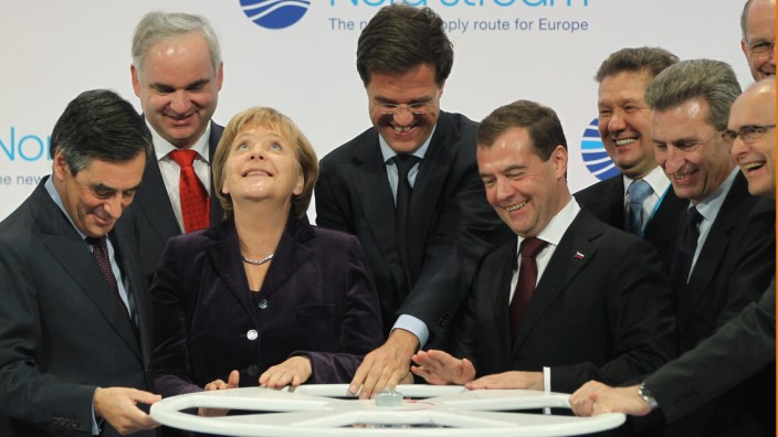 Energiepolitik: So schön war's. Angela Merkel, Russlands damaliger Präsident Dmitri Medwedew und viele andere bei der Inbetriebnahme von Nord Stream vor elf Jahren.