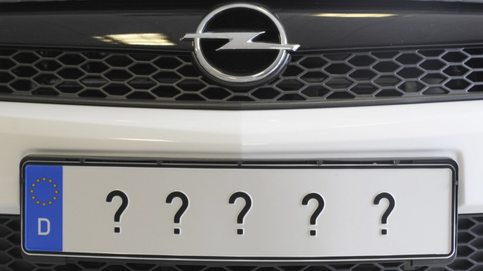 Opel mit Fragezeichen auf dem Nummernschild