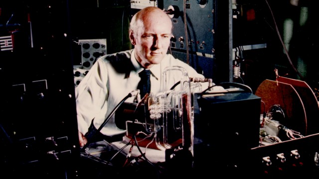 Zum 100. Geburtstag von Heinz von Foerster: Er schaut nicht hoch, aber er weiß, dass die Kamera da ist: Heinz von Foerster in seinem Laboratorium in den frühen 1960er Jahren.