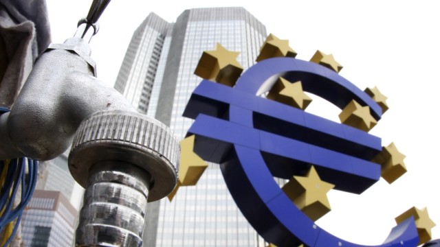 Debatte über Spaltung der EU: Ein Euro-Symbol vor der Europäischen Zentralbank in Frankfurt: Sind die 17 Euroländer alleine in der Lage, die gemeinsame Währung zu retten?
