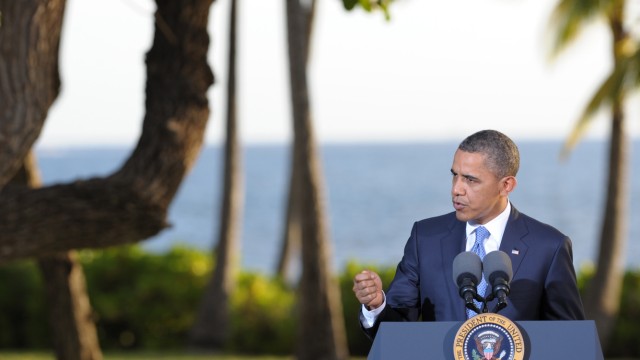 Politik kompakt: Ernste Worte im Urlaubsidyll: US-Präsident Barack Obama während seiner Rede auf Hawaii.