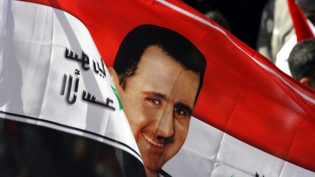 Internationaler Druck auf Assad: Anhänger des syrischen Präsidenten Assad schwenkten in Damaskus Flaggen mit seinem Konterfei. Zuvor war bekannt geworden, dass das Land aus der Arabischen Liga ausgeschlossen wird.