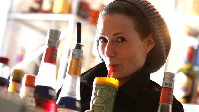 Die Stadt der besten Cocktails: "Barkeeper müssen attraktiv sein, in Aussehen, Aura und Sympathie": Anna Knorr, Weltmeisterin 2008 im Flair-Bartending und Leiterin der Barschule München.