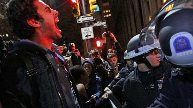Occupy-Bewegung in den USA: Demonstranten schreien am Zuccotti-Park in New York ihren Zorn über die Räumung heraus, nachdem die Polizei dort angerückt ist.