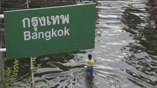 Nach Überschwemmungen: Die Außenbezirke der thailändischen Hauptstadt stehen seit Wochen unter Wasser. Einige Abgeordnete fürchten, dass sich solche schweren Überschwemmungen häufen könnten.