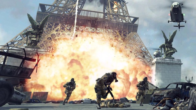 Computerspiel "Call of Duty": Die Zerstörungsszenarien in "Modern Warfare 3" sind massiv - so bricht der Eiffelturm zusammen.