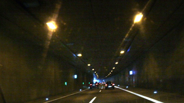 Fahrt durch Autobahntunnel