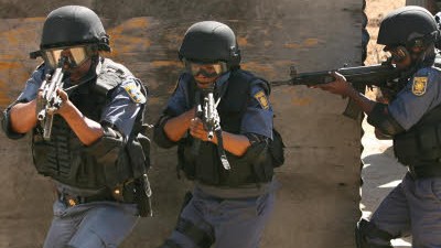 Südafrika: Sicherheit: 41.000 zusätzliche Polizisten sollen bei der WM 2010 für die Sicherheit sorgen, darunter die Bundespolizei SAPS.