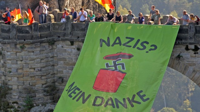 Transparent gegen Nazis an der Basteibrücke