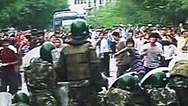 China: Tote bei Uiguren-Protesten: Fernsehbilder des staatlichen chinesischen Fernsehens zeigen, wie Demonstranten und Polizei in Urumqi aufeinanderprallen.