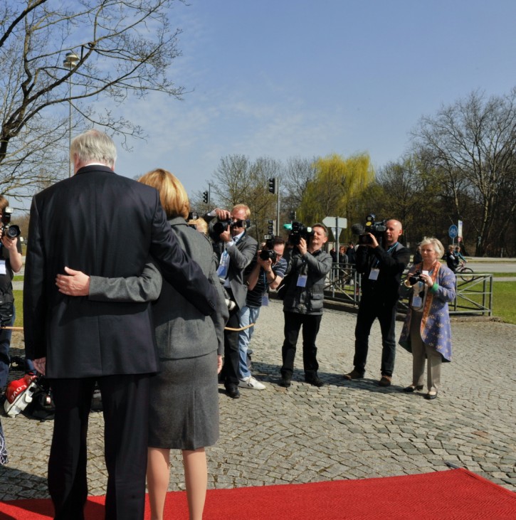 Horst Seehofer begrüßt belgisches Königspaar in München, 2011