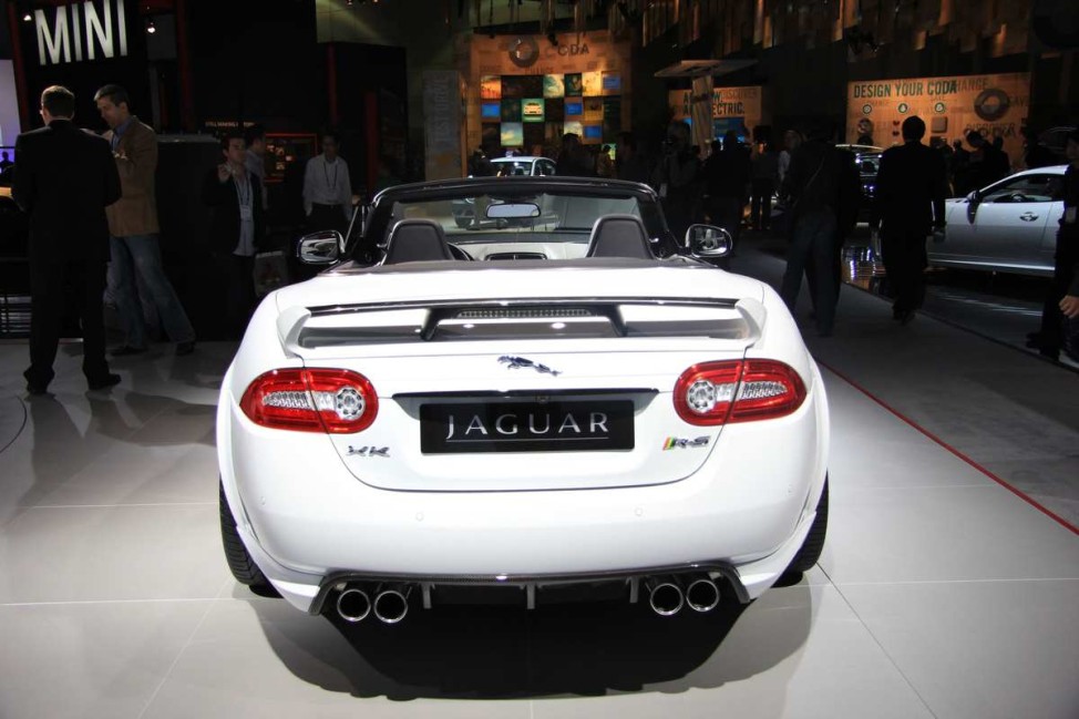 Premierenfeuerwerk in Hollywood Los Angeles Auto Show 2011: Jaguar XKR-S Cabriolet