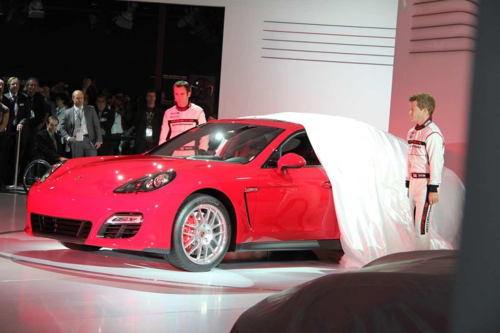 Premierenfeuerwerk in Hollywood Los Angeles Auto Show 2011: Porsche Panamera GTS