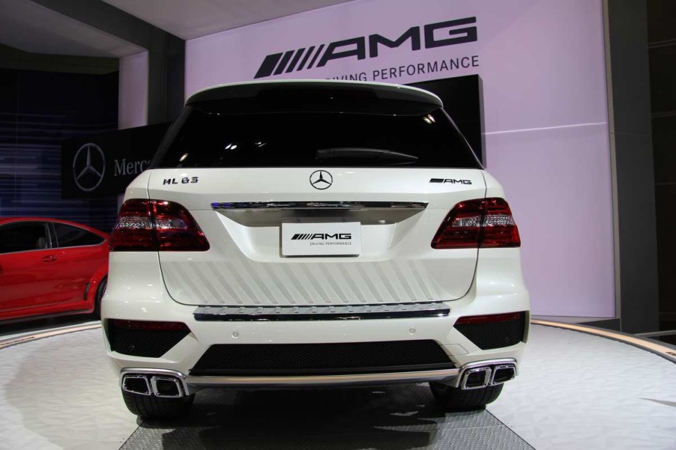 Premierenfeuerwerk in Hollywood Los Angeles Auto Show 2011: Mercedes ML 63 AMG