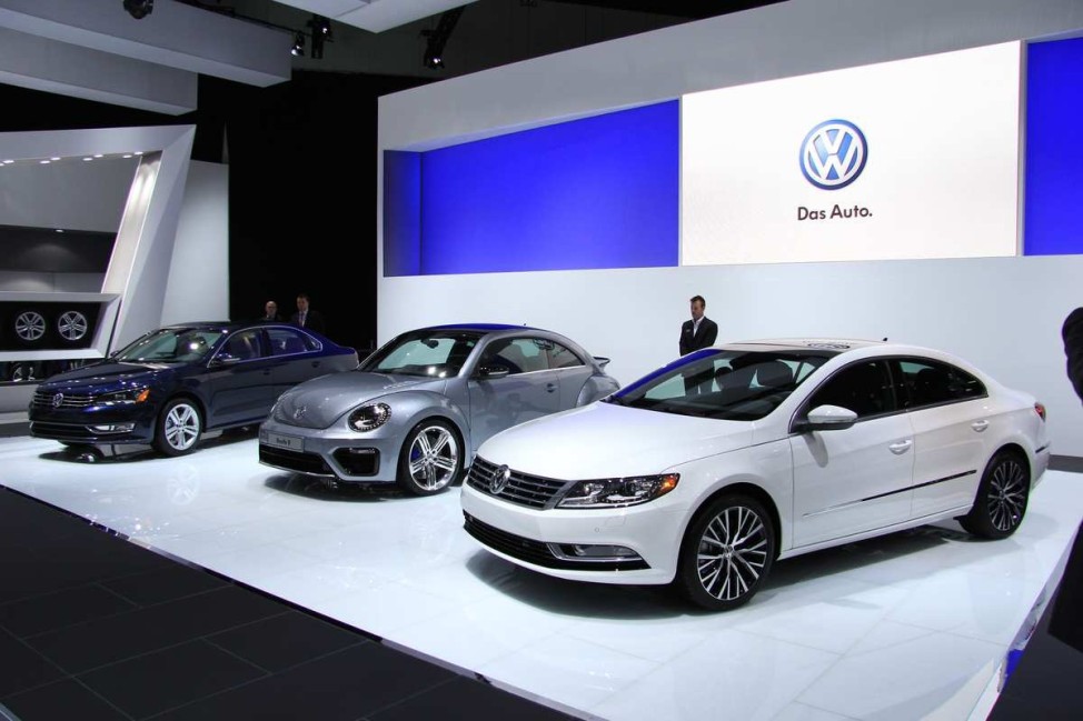 Premierenfeuerwerk in Hollywood Los Angeles Auto Show 2011: Volkswagen CC, Beetle R und Passat