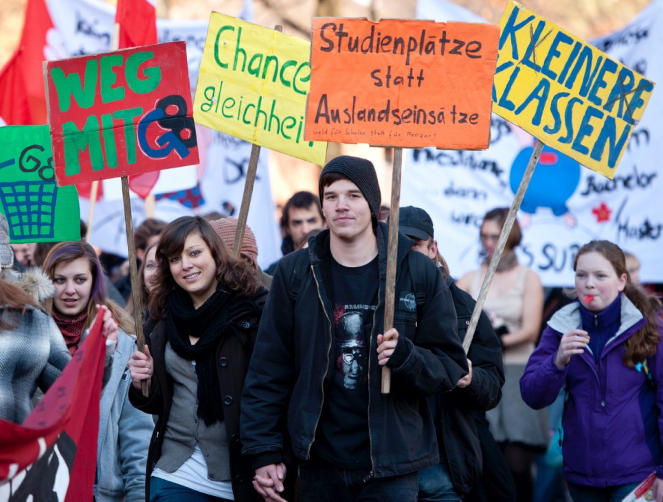 Bayerische Schueler und Studenten gehen fuer Bildung auf die Strasse