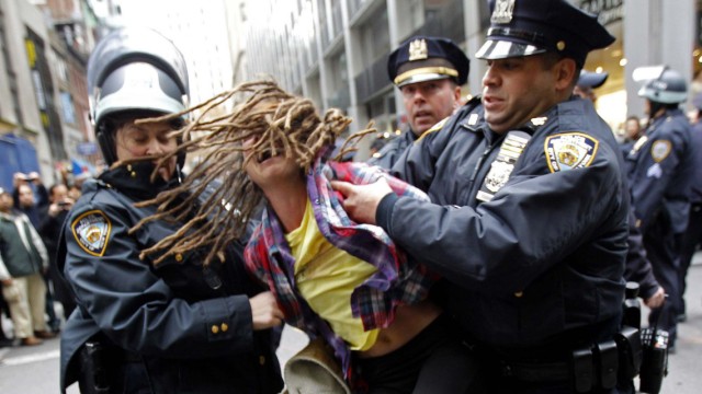 Polizisten nehmen in New York eine Demonstrantin fest.