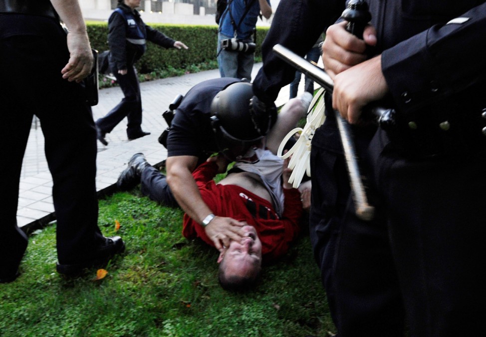 Beamte des Los Angeles Police Department (LAPD) überwältigen einen Occupy-Demonstranten