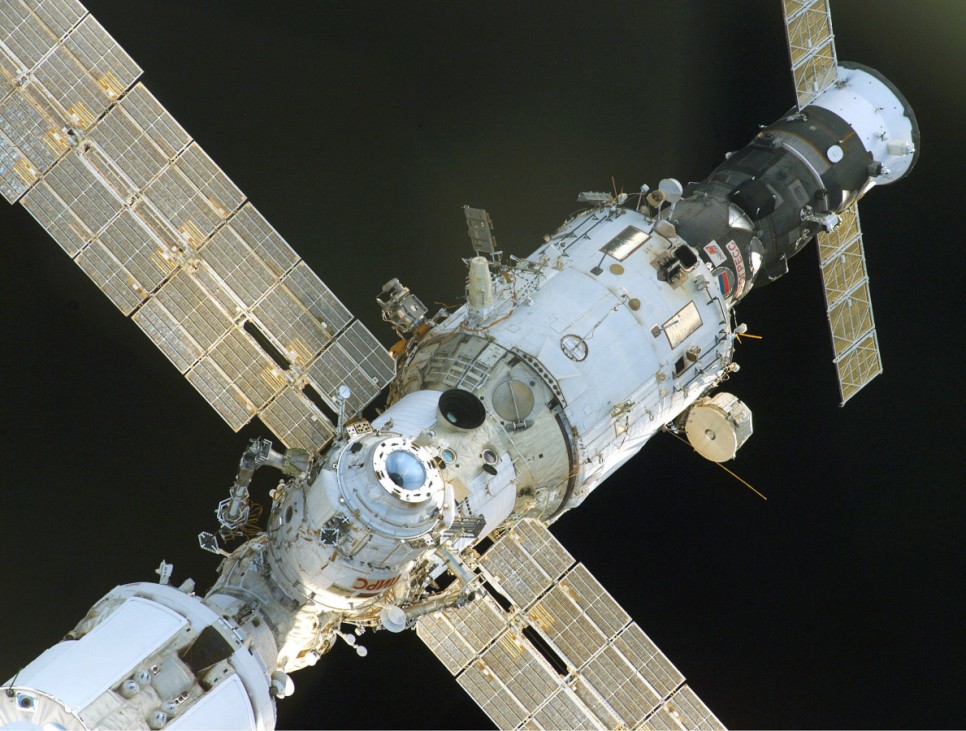 Internationale Raumstation ISS, aufgenommen von der Raumfähre Discovery, 2005