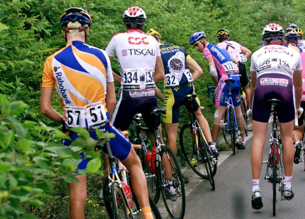Sportler urinieren bei der Tour de France