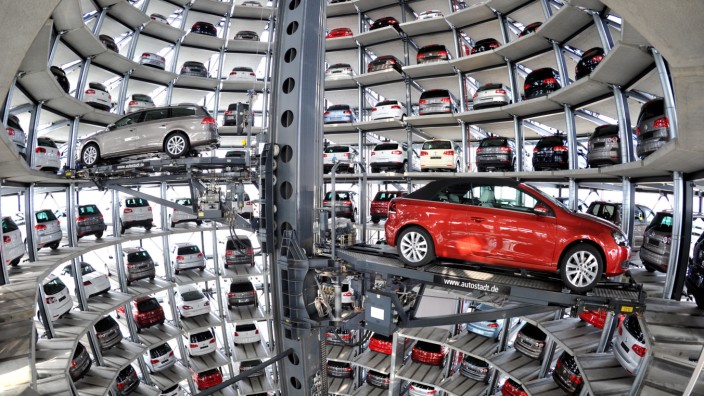 Autos im Autoturm der Volkswagen Autostadt