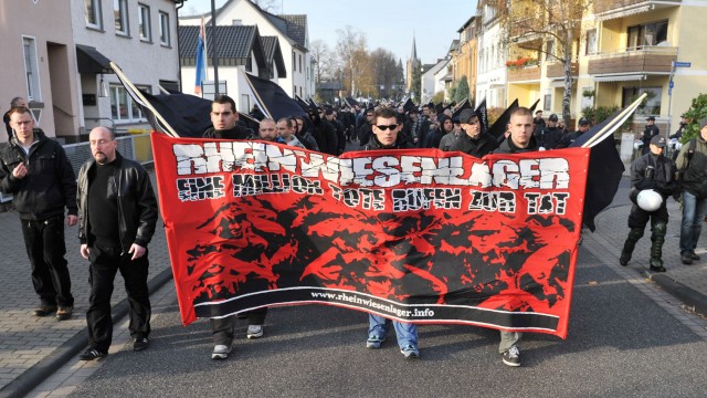Rechtsextreme marschieren in Remagen