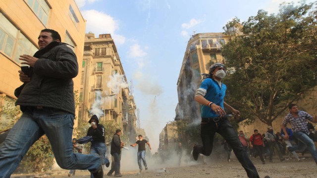 Proteste in Ägypten: Ägyptische Aktivisten flüchten in Kairo vor dem Militär. Die Verhältnisse sind ungleich - friedliche Proteste werden meist mit Gewalt beendet.