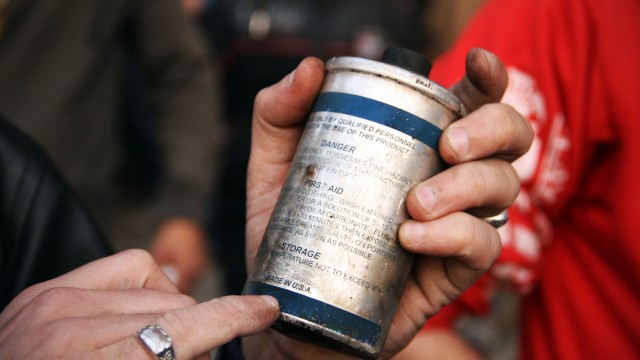 "Made in USA" : Demonstrant in Kairo zeigt eine von den ägyptischen Sicherheitskräften abgefeuerten Gas-Granate.