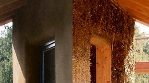 Stroh als Baumaterial: Meist werden die Wände von Strohhäusern mit Lehm verputzt, wodurch ein optimales Raumklima entsteht.
