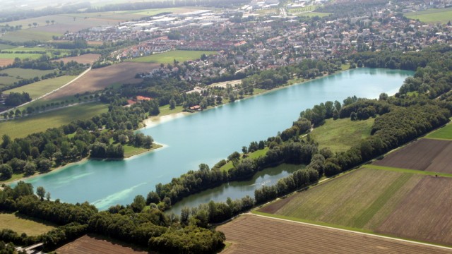 Karlsfeld: So strahlend liegt der Karlsfelder See am Stadtrand. Er sei das einzig schöne, was Karlsfeld habe, sagte Antonie Müller, Mitglied der Bürgerinitiative.