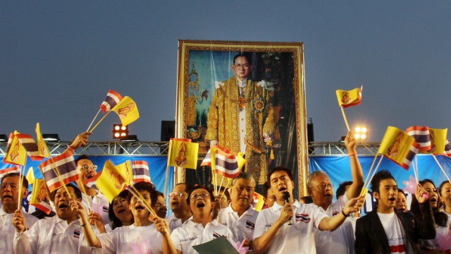 Thailänder wegen Majestätsbeleidigung verurteilt: Die Thailänder gelten als äußerst königstreues Volk, König Bhumibol genießt bei seinen Untertanen hohes Ansehen.