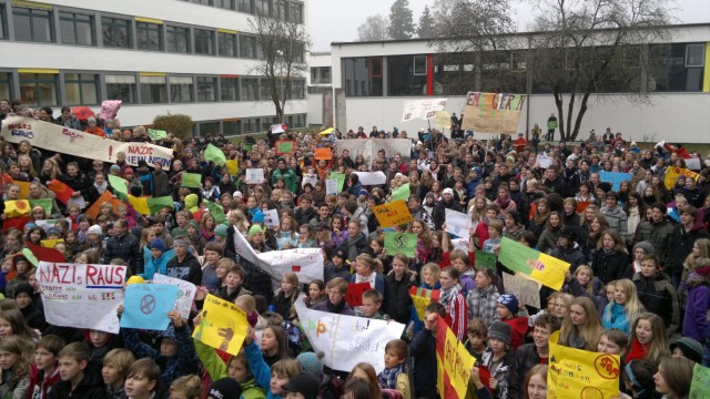 Braune Parolen in Grafing: Sie wollen keine schweigende, sondern eine Stellung beziehende Mehrheit sein: die Grafinger Schüler, die am Mittwoch demonstriert haben.