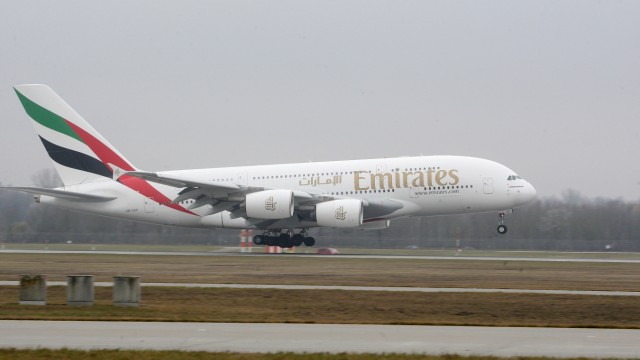 Airbus A380 am Flughafen: Überflieger: Die A 380 der Emirates landete am Freitag erstmals am Münchner Flughafen. In der Version bietet sie 489 Passagieren Platz.