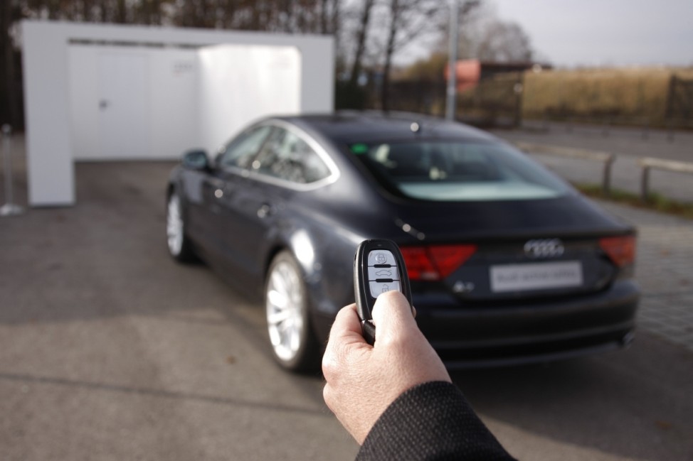 Fahrer denkt, Auto lenkt - und umgekehrt Audi Einparkautomat
