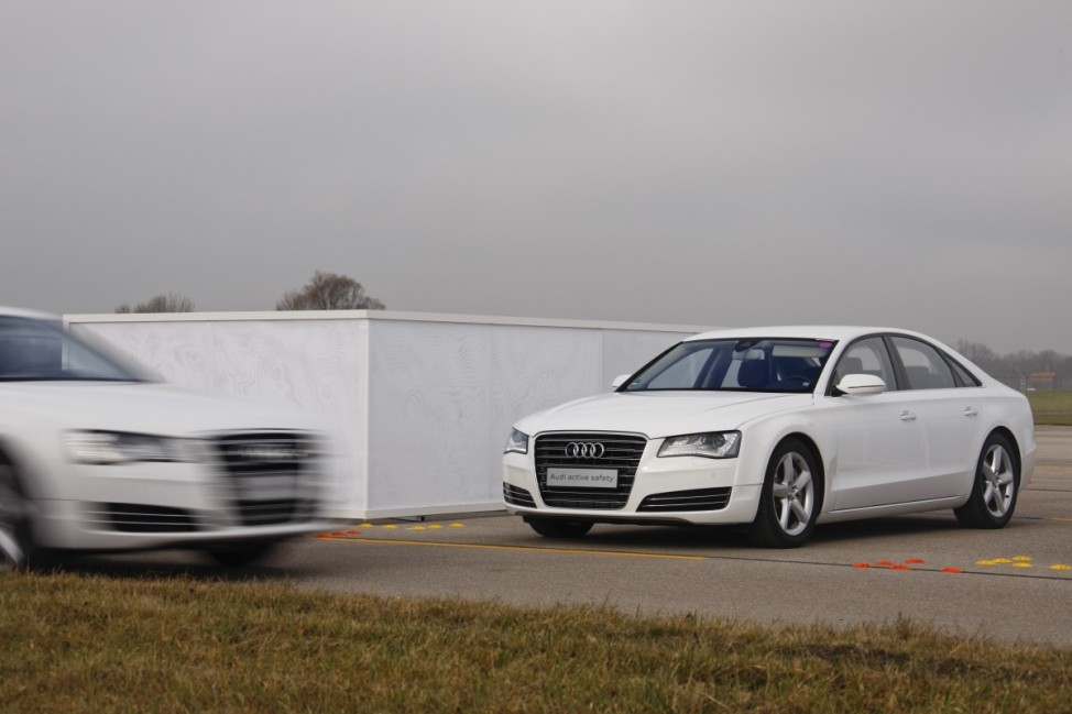 Fahrer denkt, Auto lenkt - und umgekehrt Audi Kreuzungsassistent