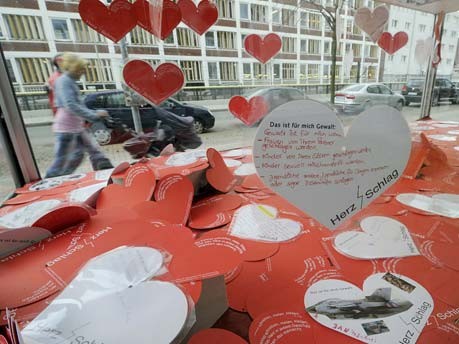 Ein Herz gegen Gewalt in Hannover;dpa