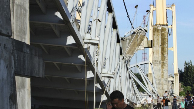 Indonesien: Die Kutai Kartanegara Brücke nach dem Unglück: Ein Bus, Autos und Motorräder stürzten in den Fluss Makaham.
