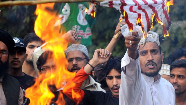 Reaktion auf Nato-Angriff: Unbändige Wut: Pakistanische Islamisten verbrennen in Lahore eine US-Flage bei Protesten gegen den Angriff auf einen Grenzposten.