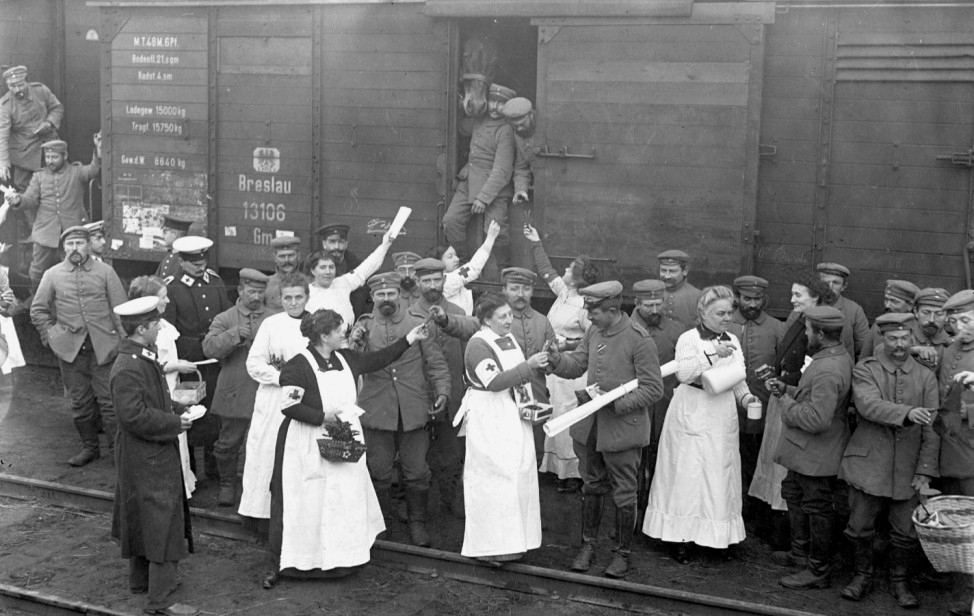 Krankenschwestern verteilen Erfrischungen an deutsche Soldaten, 1914