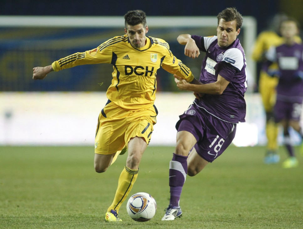 Metalist Kharkiv's Sosa fights for the ball with Austria Vienna's Liendl during their Europa League Group G soccer match at the Metalist Stadium in Kharkiv