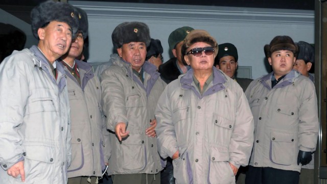 Transparency legt Index vor: Kim Jong Il (mitte) mit seinem Sohn Kim Jong Un (rechts) und hochrangigen Militärs: Das kommunistische Nord-Korea ist laut Transparency International zusammen mit Somalia das korrupteste Land der Welt.