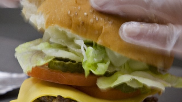 Fast-Food-Talk bei Plasberg: Hätte der Burger so ausgesehen, die Gäste hätten ihn wohl nicht mit spitzen Fingern angefasst. Doch was Plasberg der Runde da aus der Dose präsentierte, war eine Klasse für sich.