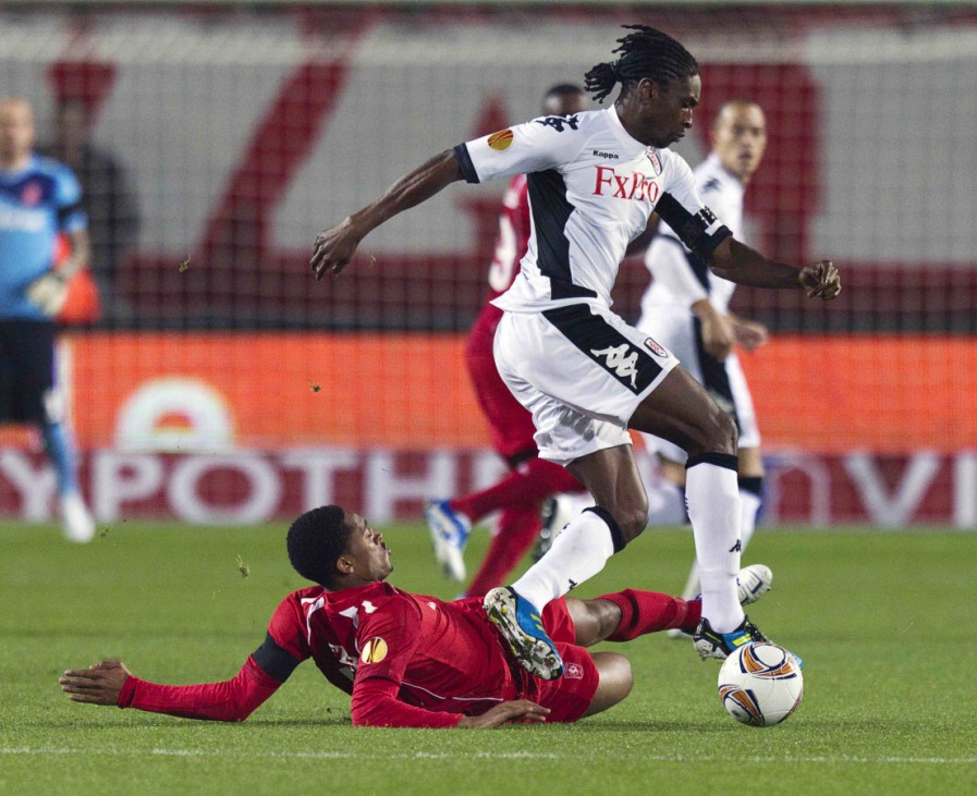 Leroy Fer of Twente Enschede challenges Dickson Etuhu of Fulham during their Europa League soccer match in Enschede