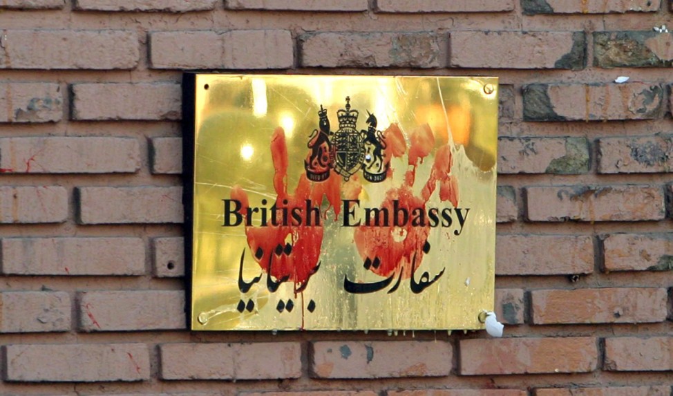 Schwere Ausschreitungen vor britischer Botschaft in Teheran