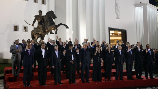 Leaders pose for a family photo during the CELAC summit in Caracas