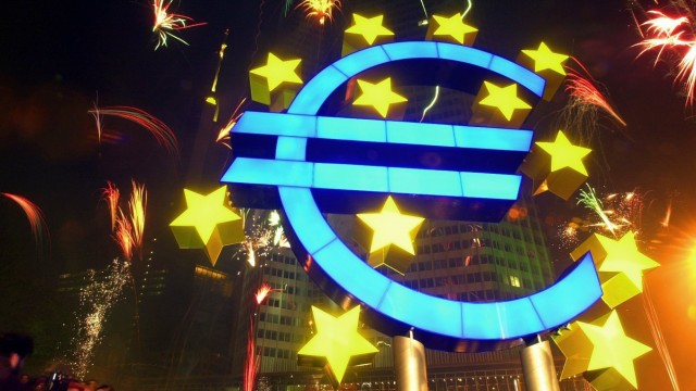 Euro startet mit Feuerwerk
