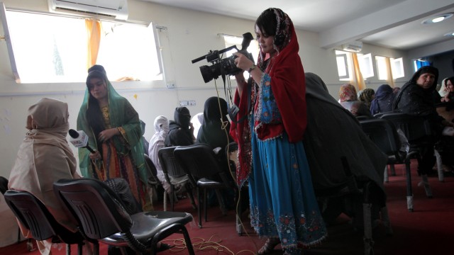 Journalismus in Afghanistan: Jahrelang war Frauen das Arbeiten untersagt. Traditionelle Strukturen engen Journalistinnen aber nach wie vor ein - und die prekäre Sicherheitslage.