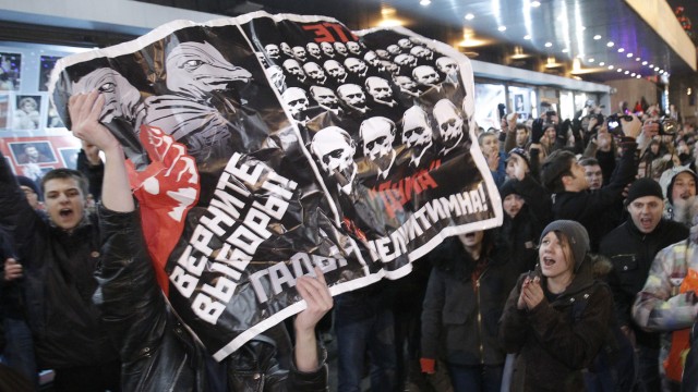 Manipulationsverdacht in Russland: "Gebt uns die Wahl zurück, ihr Gauner!", mit Plakaten demonstrieren Oppositionelle am Dienstagabend gegen die mutmaßliche Wahlfälschung der Regierungspartei - Hunderte wurden von der Polizei festgenommen.